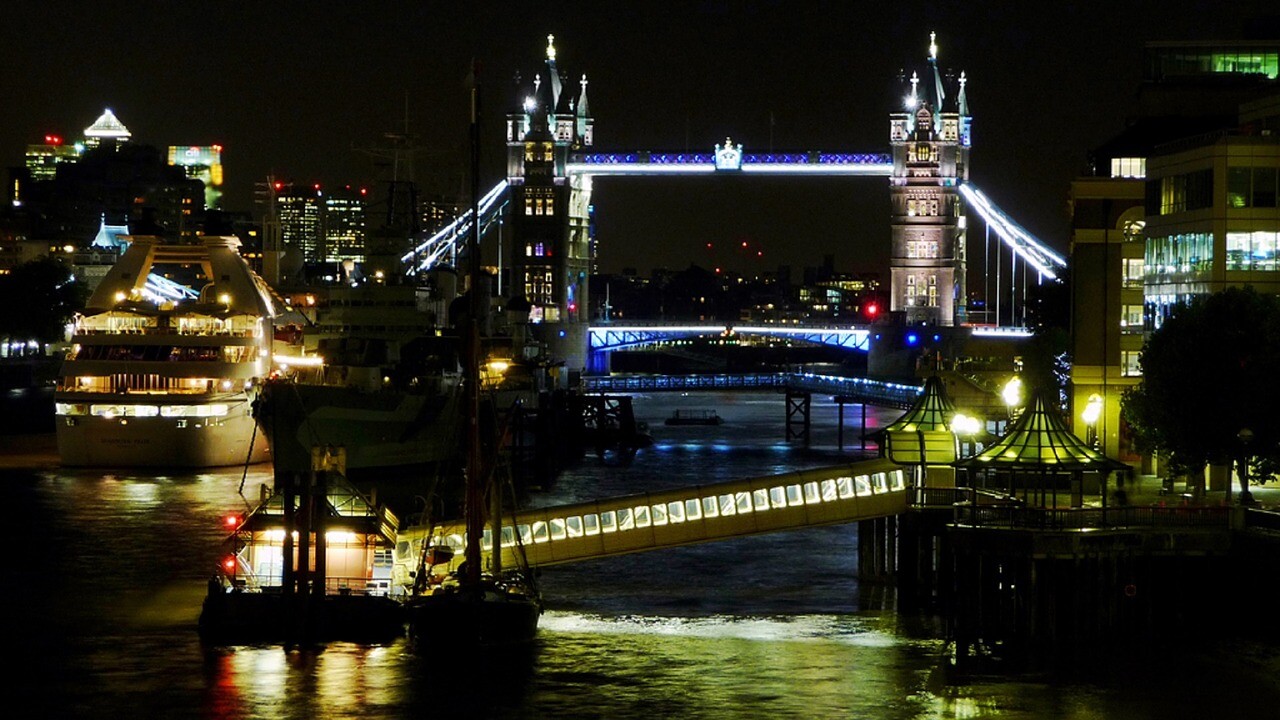 thames at night london