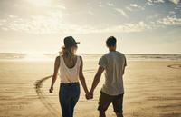 Dating advice, Couple on the beach