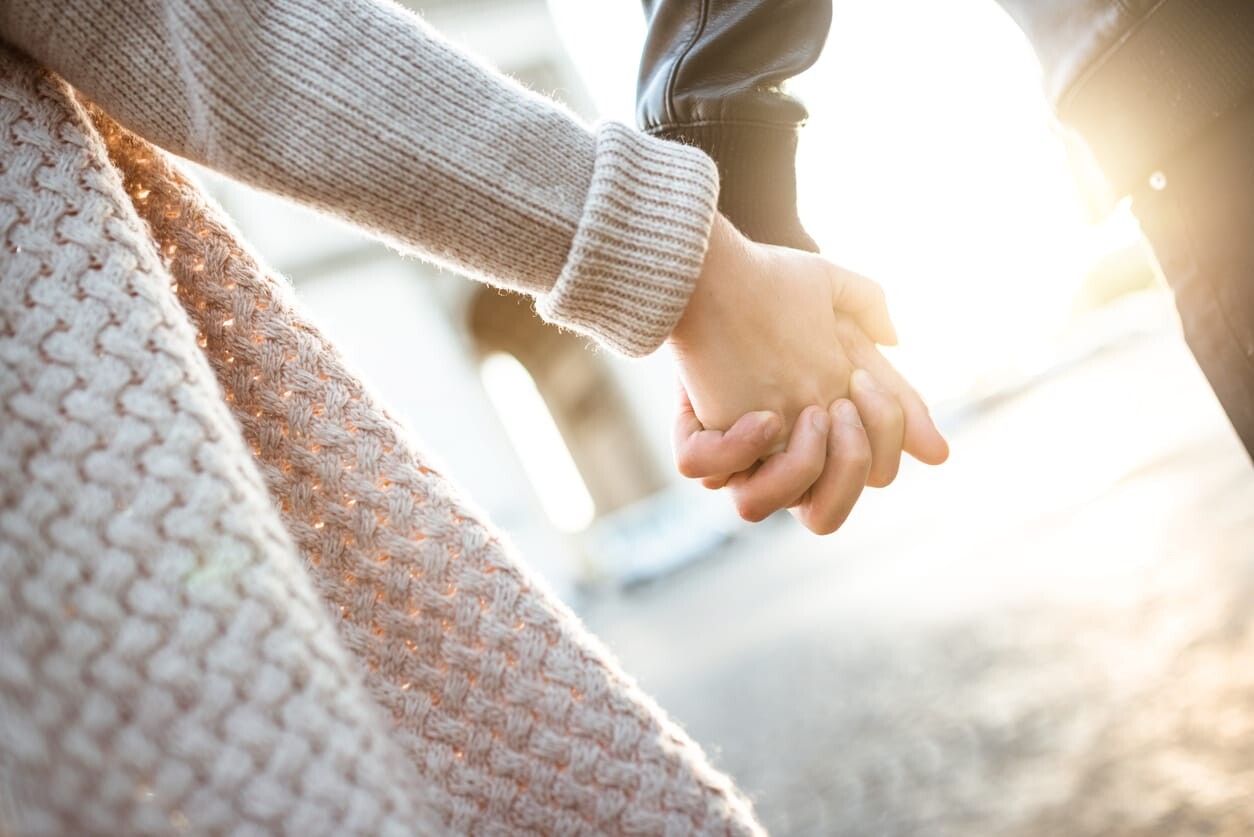 Autumn dating advice, couple holding hands